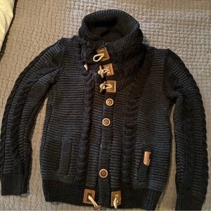 Men hand woven cardigan with wooden and leather buttons